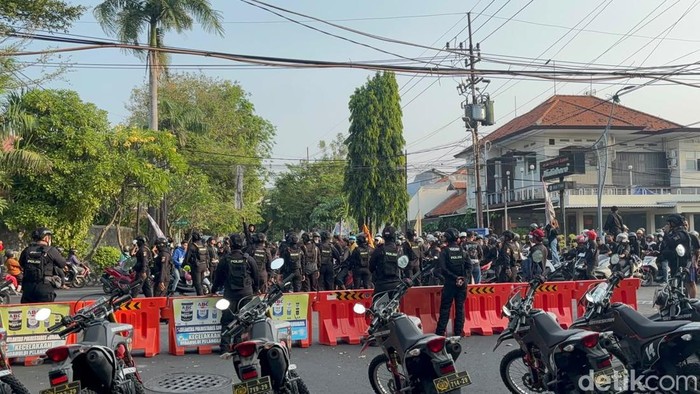 Massa PSHT ricuh saat geruduk markas DC di Surabaya