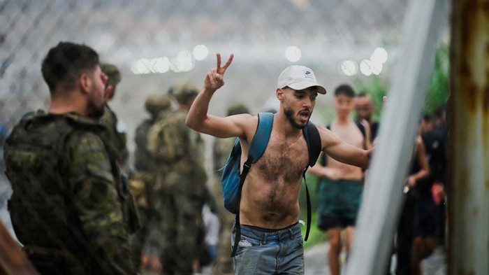 Sejumlah migran asal Maroko tiba di perbatasan Spanyol di wilayah Ceuta, Jumat (31/7/2026). Mereka menempuh perjalanan melalui jalur laut dan darat untuk mencapai wilayah Spanyol yang berada di pesisir Afrika Utara tersebut. REUTERS/Fabian Bimmer