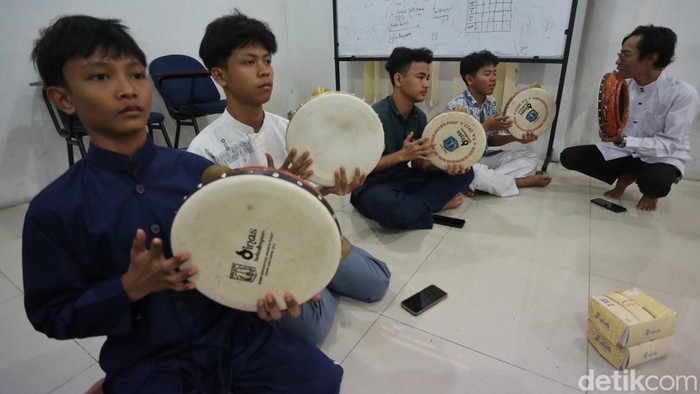 Warga Tanah Abang, Jakarta, mengikuti pelatihan seni musik bernuansa Islam sebagai upaya menjaga dan melestarikan tradisi budaya. Kegiatan tersebut menghadirkan pembelajaran musik religi seperti marawis, qosidah, dan hadrah.