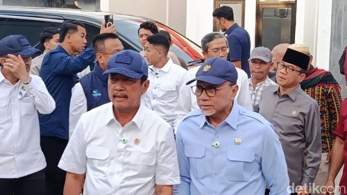 Menko Bidang Pangan Zulkifli Hasan didampingi Menteri KKP Sakti Wahyu Trenggono, Mendes PDT Yandri Susanto dan Wakil Ketua Komisi IV DPR RI Ahmad Yohan meninjau lKNMP Desa Warloka Pesisir di Manggarai Barat, NTT, Kamis (30/7/2026). (Foto: Ambrosius Ardin/detikBali)