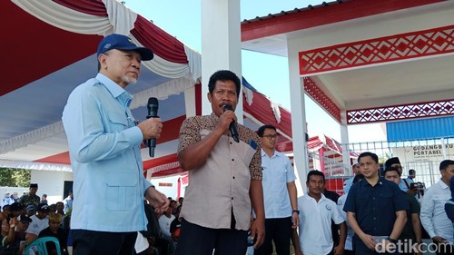 Menko Bidang Pangan, Zulkifli Hasan (Zulhas), berdialog dengan nelayan di KNMP Desa Ekas Buana, Kecamatan Jerowaru, Lombok Timur, NTB,  Jumat (31/7/2026). (Foto (Sanusi Ardi W/detikBali)