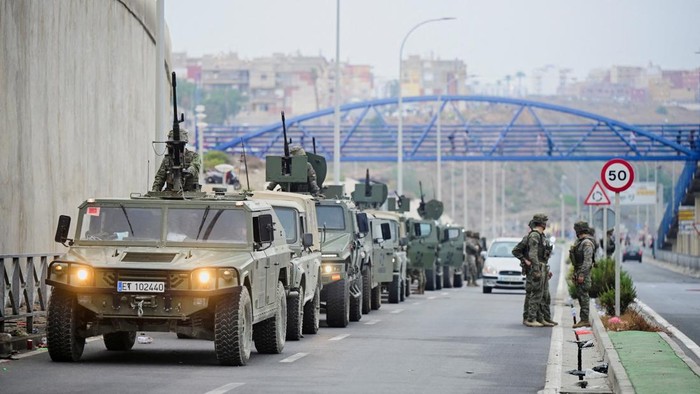 Militer Spanyol berpatroli di area perbatasan antara Ceuta dan Maroko setelah penyerbnuan migran ilegal (REUTERS/Fabian Bimmer) 