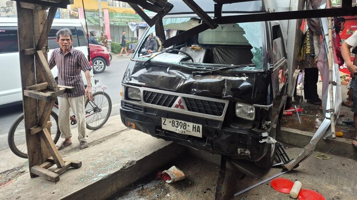 Mobil pikap boks mengalami kecelakaan lalu lintas di Jalan Raya Banjaran - Soreang, Kecamatan Cangkuang, Kabupaten Bandung, Jumat (31/7/2026). Tiga ruko dan tujuh motor yang tengah terparkir mengalami kerusakan.