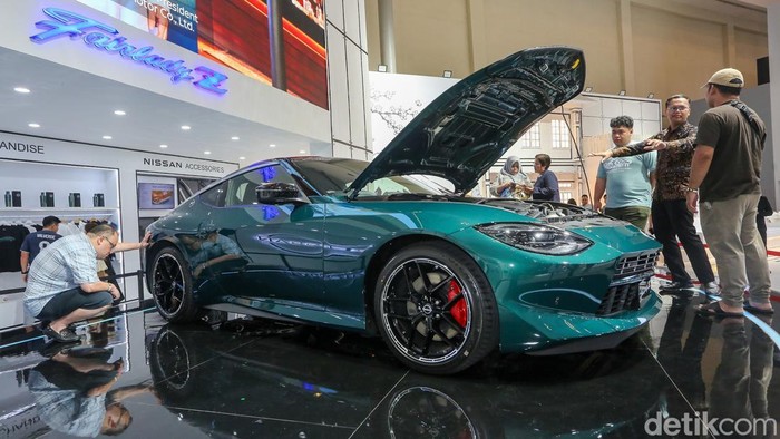 Nissan memperkenalkan mobil sport legendaris Fairlady dalam ajang GAIKINDO Indonesia International Auto Show (GIIAS) 2026 di ICE BSD, Kabupaten Tangerang, Banten, Kamis (30/7/2026). Kehadiran mobil tersebut langsung mencuri perhatian para pengunjung pameran otomotif.