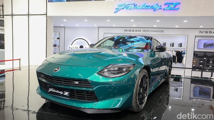 Nissan memperkenalkan mobil sport legendaris Fairlady dalam ajang GAIKINDO Indonesia International Auto Show (GIIAS) 2026 di ICE BSD, Kabupaten Tangerang, Banten, Kamis (30/7/2026). Kehadiran mobil tersebut langsung mencuri perhatian para pengunjung pameran otomotif.