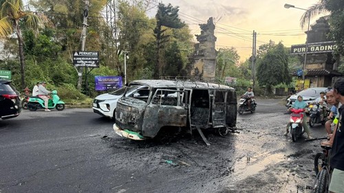 Mobil terbakar di Jalan Puri Gading, Jimbaran, Kabupaten Badung, Jumat (31/7/2026) (Dok. Polresta Denpasar)