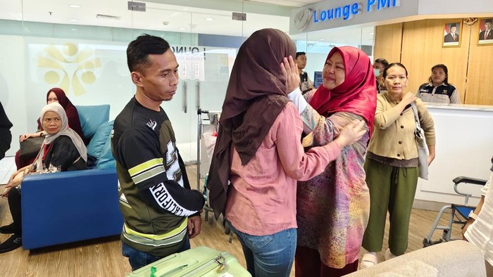 Momen PMI asal Sukabumi tiba di Bandara Soekarno Hatta