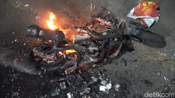 Sebuah motor diduga milik anggota geng motor dibakar warga di Makassar, Sulawesi Selatan (Sulsel).