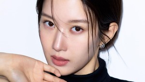 Melengkapi penampilannya, Mun Ka Young mengenakan anting kecil berbentuk cincin. (Foto: dok Fantagio)