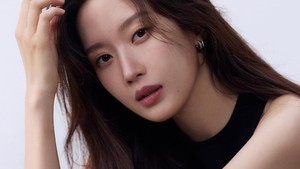 Rambut panjangnya digerai lepas terurai natural bergaya belah tengah. (Foto: dok Fantagio)