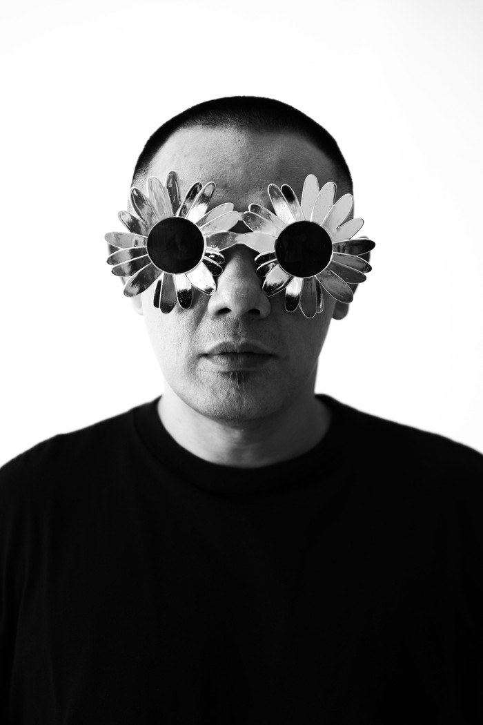 Osvaldo Nugroho kembali dengan single Ray Of Hope, sebuah karya musik elektronik yang mendalam, mengangkat tema perjuangan dan harapan.