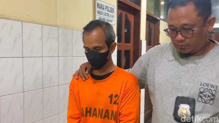 Pelaku Mudasir saat digiring petuga kepolisian. (Foto: Finta Rahyuni/detikSumut)