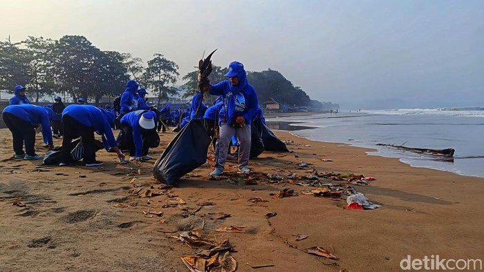 Pembersihan sampah di Pantai Palabuhanratu