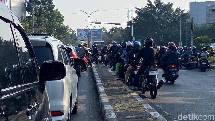 Pengendara melawan arus lalu lintas di Jalan Soekarno Hatta, Bandung.