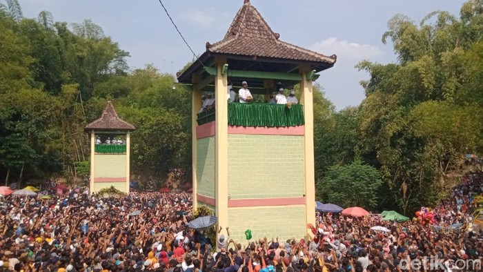 Penyebaran apem di acara Yaaqawiyyu, Jatinom, Klaten, Jumat (31/7/2026).