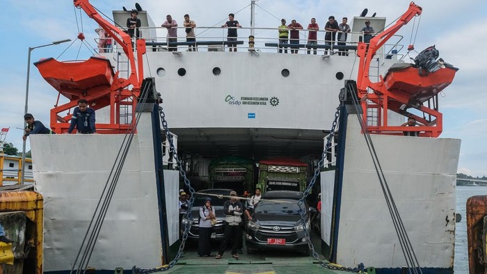 Sejumlah penumpang keluar dari kapal feri KMP Bahteramas di Pelabuhan Feri Kendari, Kota Kendari, Sulawesi Tenggara, Kamis (30/7/2026). PT ASDP Indonesia Ferry (Persero) mencatat pada periode libur sekolah atau 20 Juni hingga 5 Juli 2026 sebanyak 1.125.711 pengguna jasa telah memanfaatkan program stimulus pemerintah berupa diskon tarif penyeberangan dengan total subsidi yang disalurkan mencapai Rp22,2 miliar. ANTARA FOTO/Andry Denisah/nym.