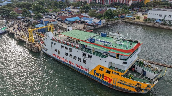 Sejumlah penumpang keluar dari kapal feri KMP Bahteramas di Pelabuhan Feri Kendari, Kota Kendari, Sulawesi Tenggara, Kamis (30/7/2026). PT ASDP Indonesia Ferry (Persero) mencatat pada periode libur sekolah atau 20 Juni hingga 5 Juli 2026 sebanyak 1.125.711 pengguna jasa telah memanfaatkan program stimulus pemerintah berupa diskon tarif penyeberangan dengan total subsidi yang disalurkan mencapai Rp22,2 miliar. ANTARA FOTO/Andry Denisah/nym.
