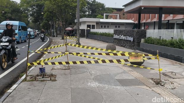 Penyegelan area penebangan pohon sembarangan di depan lapangan padel Jl LLRE Martadinat, Kota Bandung
