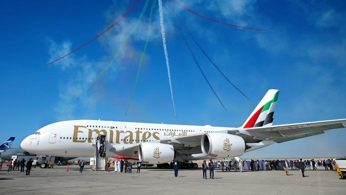 Pesawat komersial terbesar di dunia milik Emirates Airlines, Airbus A380-800.