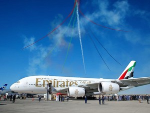 Air Tiba-tiba Mengucur dari Langit-langit Pesawat Emirates, Penumpang Panik