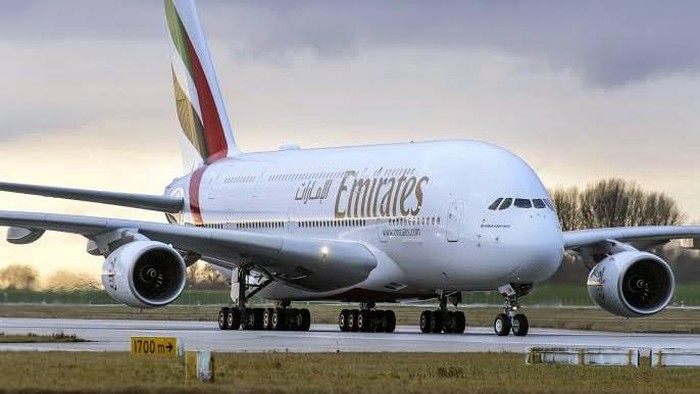 Pesawat komersial terbesar di dunia milik Emirates Airlines, Airbus A380-800.