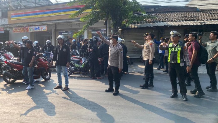 Polisi di Gresik antisipasi pergerakan massa pesilat di perbatasan dengan Surabaya.
