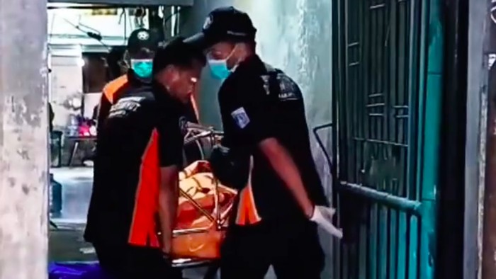 Polisi membongkar kasus pembunuhan wanita dalam kosan di Jakbar. Kasus ini mencuat setelah penghuni kosan lain kaget ada tetesan darah dari lantai atas. (dok Resmob PMJ)