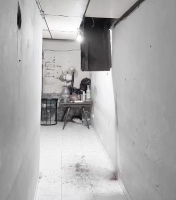 Polisi membongkar kasus pembunuhan wanita dalam kosan di Jakbar. Kasus ini mencuat setelah penghuni kosan lain kaget ada tetesan darah dari lantai atas. (dok Resmob PMJ)