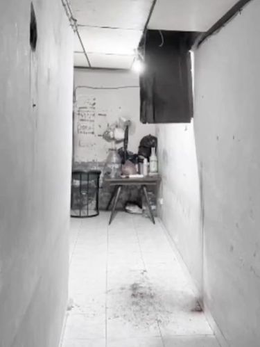 Polisi membongkar kasus pembunuhan wanita dalam kosan di Jakbar. Kasus ini mencuat setelah penghuni kosan lain kaget ada tetesan darah dari lantai atas. (dok Resmob PMJ)