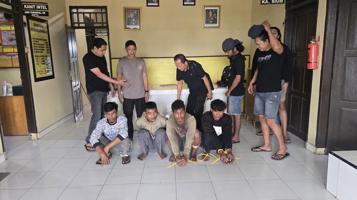 Polisi menangkap empat pelaku pencurian baterai PLN di Bone.