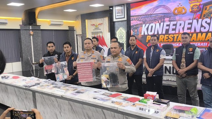 Polresta Samarinda saat menunjukkan barang bukti narkoba jenis baru. (Muhammad budi kurniawan/detikKalimantan)