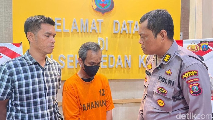 Polisi saat melakukan konferensi pers di Polsek Medan Kota kasus proyek fiktif di Labuhanbatu