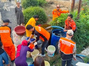 Nestapa Warga Karawang: Antre 3 Jam Demi Dua Jeriken Air Bersih