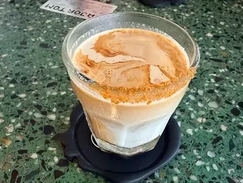Rekomendasi dirty latte 7 Dirty Latte Enak di Jakarta, Teksturnya Creamy dan Bold!