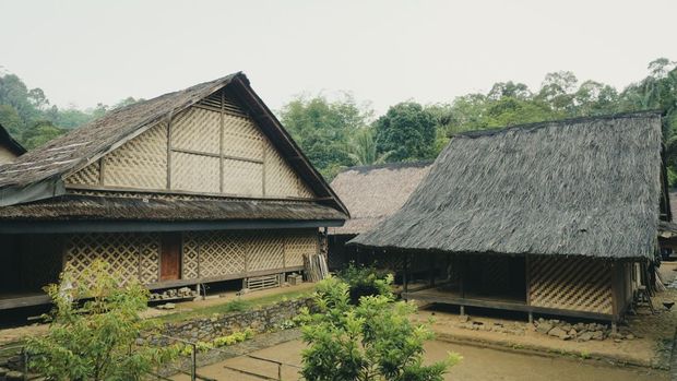 Rumah tradisional dengan atap ijuk.