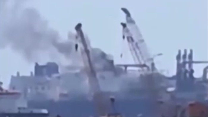 Sebuah drone menghantam kapal tanker penyimpanan gas milik Amerika Serikat di Mesir (Foto: Reuters)