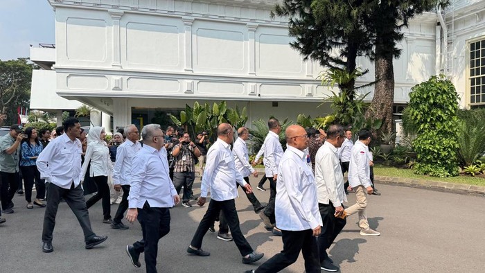 Sejumlah pengusaha yang tergabung di Kadin tiba di Istana Negara.