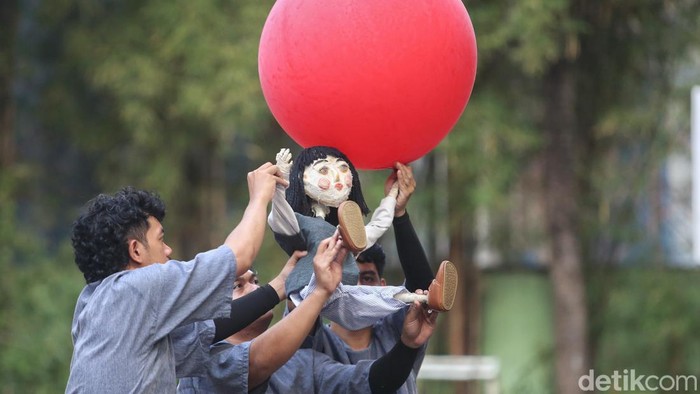 Seniman dari Flying Ballons Puppet Theater mementaskan lakon Fragments: Arsip yang Berjalan pada Jakarta International Performing Arts Festival (JIPAF) 2026 di SMPN 1 Cikini, Jl Cikini Raya, Jakarta, Jumat (31/7/2026). JIPAF 2026 yang berlangsung 31 Juli-2 Agustus 2026 di sekitar kawasan Cikini tersebut merupakan festival seni pertunjukan kontemporer berskala internasional yang menjadi ruang perjumpaan seniman, komunitas, pelajar, dan masyarakat melalui pertunjukan publik, karya site-specific, lokakarya, diskusi, serta kolaborasi lintas negara.