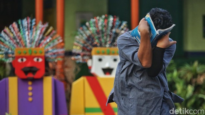 Seniman dari Flying Ballons Puppet Theater mementaskan lakon Fragments: Arsip yang Berjalan pada Jakarta International Performing Arts Festival (JIPAF) 2026 di SMPN 1 Cikini, Jl Cikini Raya, Jakarta, Jumat (31/7/2026). JIPAF 2026 yang berlangsung 31 Juli-2 Agustus 2026 di sekitar kawasan Cikini tersebut merupakan festival seni pertunjukan kontemporer berskala internasional yang menjadi ruang perjumpaan seniman, komunitas, pelajar, dan masyarakat melalui pertunjukan publik, karya site-specific, lokakarya, diskusi, serta kolaborasi lintas negara.