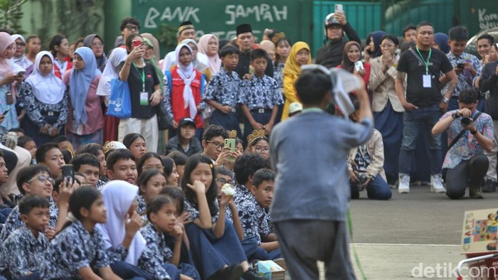 Seniman dari Flying Ballons Puppet Theater mementaskan lakon Fragments: Arsip yang Berjalan pada Jakarta International Performing Arts Festival (JIPAF) 2026 di SMPN 1 Cikini, Jl Cikini Raya, Jakarta, Jumat (31/7/2026). JIPAF 2026 yang berlangsung 31 Juli-2 Agustus 2026 di sekitar kawasan Cikini tersebut merupakan festival seni pertunjukan kontemporer berskala internasional yang menjadi ruang perjumpaan seniman, komunitas, pelajar, dan masyarakat melalui pertunjukan publik, karya site-specific, lokakarya, diskusi, serta kolaborasi lintas negara.