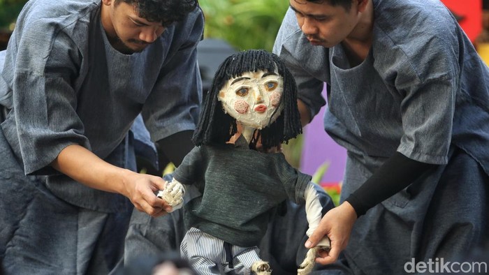 Seniman dari Flying Ballons Puppet Theater mementaskan lakon Fragments: Arsip yang Berjalan pada Jakarta International Performing Arts Festival (JIPAF) 2026 di SMPN 1 Cikini, Jl Cikini Raya, Jakarta, Jumat (31/7/2026). JIPAF 2026 yang berlangsung 31 Juli-2 Agustus 2026 di sekitar kawasan Cikini tersebut merupakan festival seni pertunjukan kontemporer berskala internasional yang menjadi ruang perjumpaan seniman, komunitas, pelajar, dan masyarakat melalui pertunjukan publik, karya site-specific, lokakarya, diskusi, serta kolaborasi lintas negara.