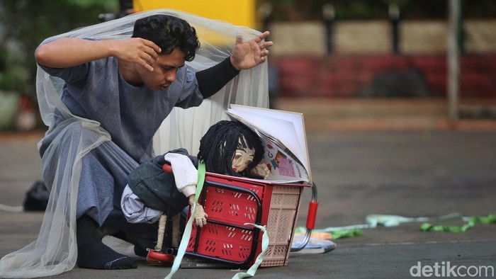 Seniman dari Flying Ballons Puppet Theater mementaskan lakon Fragments: Arsip yang Berjalan pada Jakarta International Performing Arts Festival (JIPAF) 2026 di SMPN 1 Cikini, Jl Cikini Raya, Jakarta, Jumat (31/7/2026). JIPAF 2026 yang berlangsung 31 Juli-2 Agustus 2026 di sekitar kawasan Cikini tersebut merupakan festival seni pertunjukan kontemporer berskala internasional yang menjadi ruang perjumpaan seniman, komunitas, pelajar, dan masyarakat melalui pertunjukan publik, karya site-specific, lokakarya, diskusi, serta kolaborasi lintas negara.