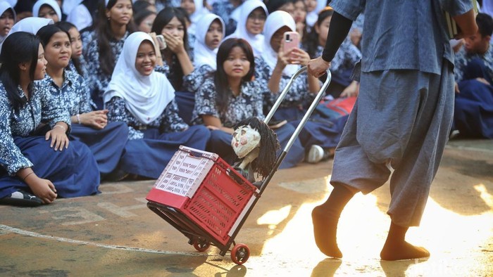 Seniman dari Flying Ballons Puppet Theater mementaskan lakon Fragments: Arsip yang Berjalan pada Jakarta International Performing Arts Festival (JIPAF) 2026 di SMPN 1 Cikini, Jl Cikini Raya, Jakarta, Jumat (31/7/2026). JIPAF 2026 yang berlangsung 31 Juli-2 Agustus 2026 di sekitar kawasan Cikini tersebut merupakan festival seni pertunjukan kontemporer berskala internasional yang menjadi ruang perjumpaan seniman, komunitas, pelajar, dan masyarakat melalui pertunjukan publik, karya site-specific, lokakarya, diskusi, serta kolaborasi lintas negara.