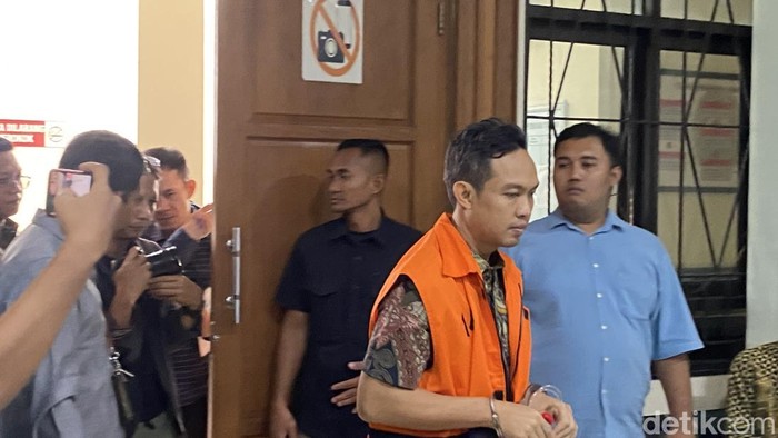 Suasana sidang perdana Bupati Cilacap nonaktif, Syamsul Aulia Rachman di Pengadilan Tipikor Semarang, Kecamatan Semarang Barat, Kota Semarang, Jumat (30/7/2026).