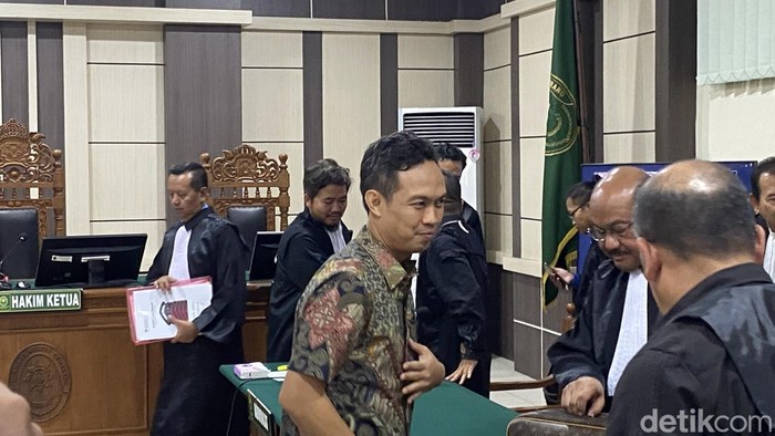 Suasana sidang perdana Bupati Cilacap nonaktif, Syamsul Aulia Rachman di Pengadilan Tipikor Semarang, Kecamatan Semarang Barat, Kota Semarang, Jumat (30/7/2026).