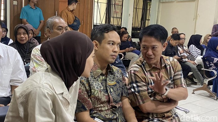 Bupati Cilacap nonaktif, Syamsul Aulia Rachman (baju batik coklat) di Pengadilan Tipikor Semarang, Kecamatan Semarang Barat, Kota Semarang, Jumat (31/7/2026).