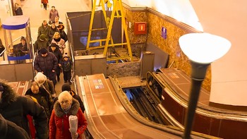 #10 Di peringkat 10 ada Ploshchad Lenina di St. Petersburg, Rusia, berada sekitar 67 meter di bawah permukaan tanah. Faktor geologi dan keberadaan sungai membuat banyak jalur metro di kota ini harus dibangun sangat dalam.Foto: via World Atlas