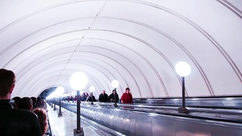 #8 Park Pobedy di Moskow memiliki kedalaman sekitar 84 meter. Selain menjadi stasiun metro terdalam di Rusia, stasiun ini juga memiliki eskalator sepanjang sekitar 126 meter. Foto: via World Atlas