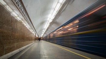 #6 Universytet di Kyiv, Ukraina, berada sekitar 87 meter di bawah permukaan tanah. Dibuka pada 1960, stasiun ini dinamai dari Universitas Nasional Taras Shevchenko yang berada di dekatnya. Saat invasi Rusia pada 2022, stasiun yang juga merupakan cagar arsitektur ini berfungsi sebagai tempat perlindungan warga dari serangan udara. Foto: via World Atlas