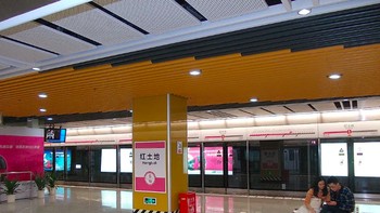 #5 Hongtudi Station di Chongqing, China, memiliki kedalaman sekitar 94 meter. Kompleks stasiun ini dilengkapi puluhan eskalator yang menghubungkan berbagai tingkat bawah tanah. Foto: via World Atlas